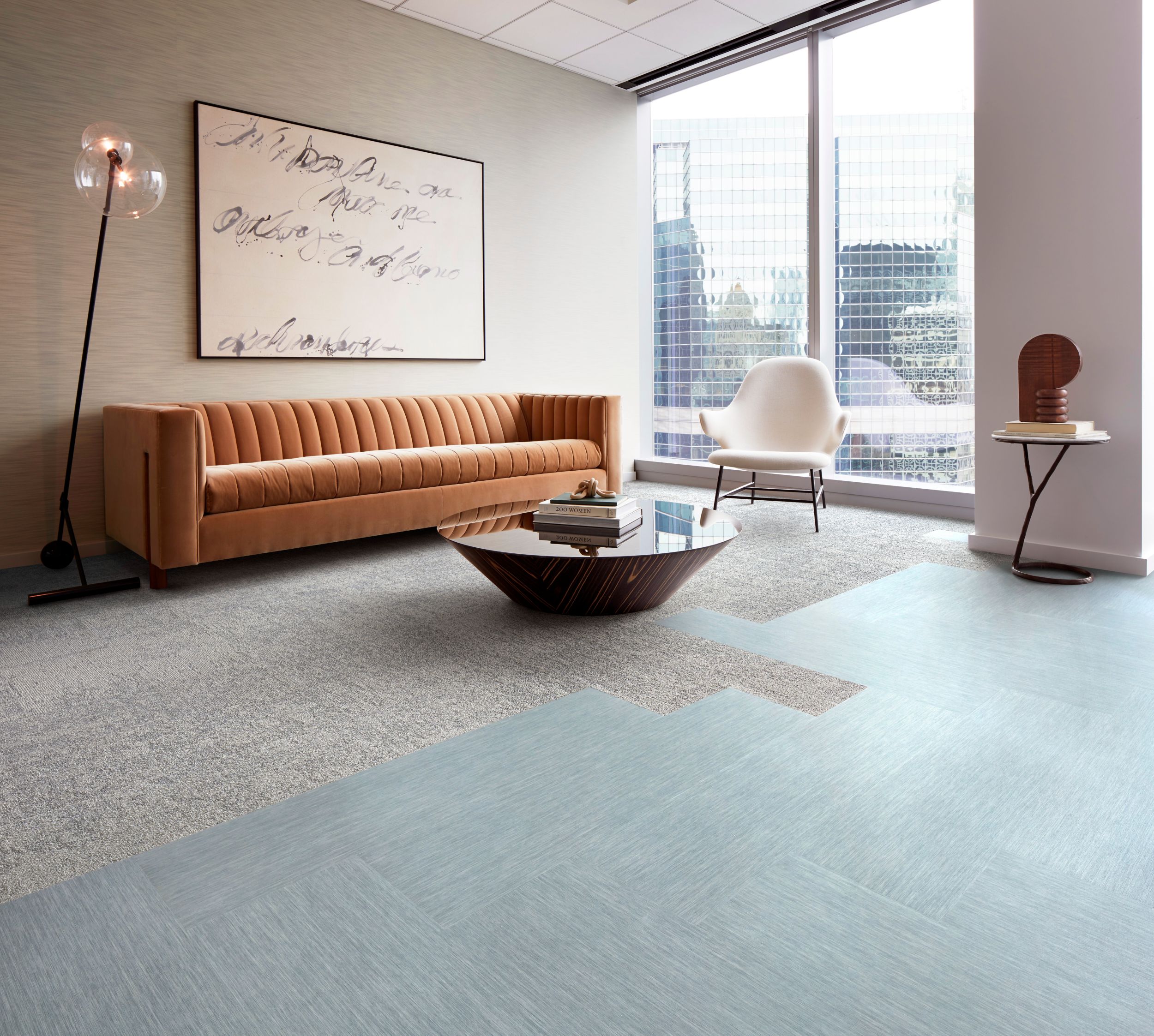 Interface Tokyo Texture carpet tile and Brushed Lines LVT in seating area with couch afbeeldingnummer 6